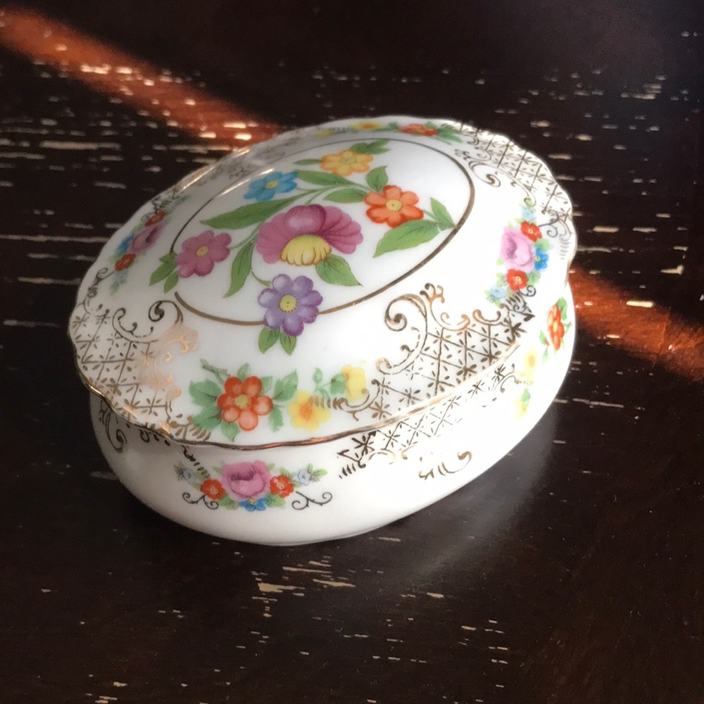 Vintage style ceramic trinket box jewelry box